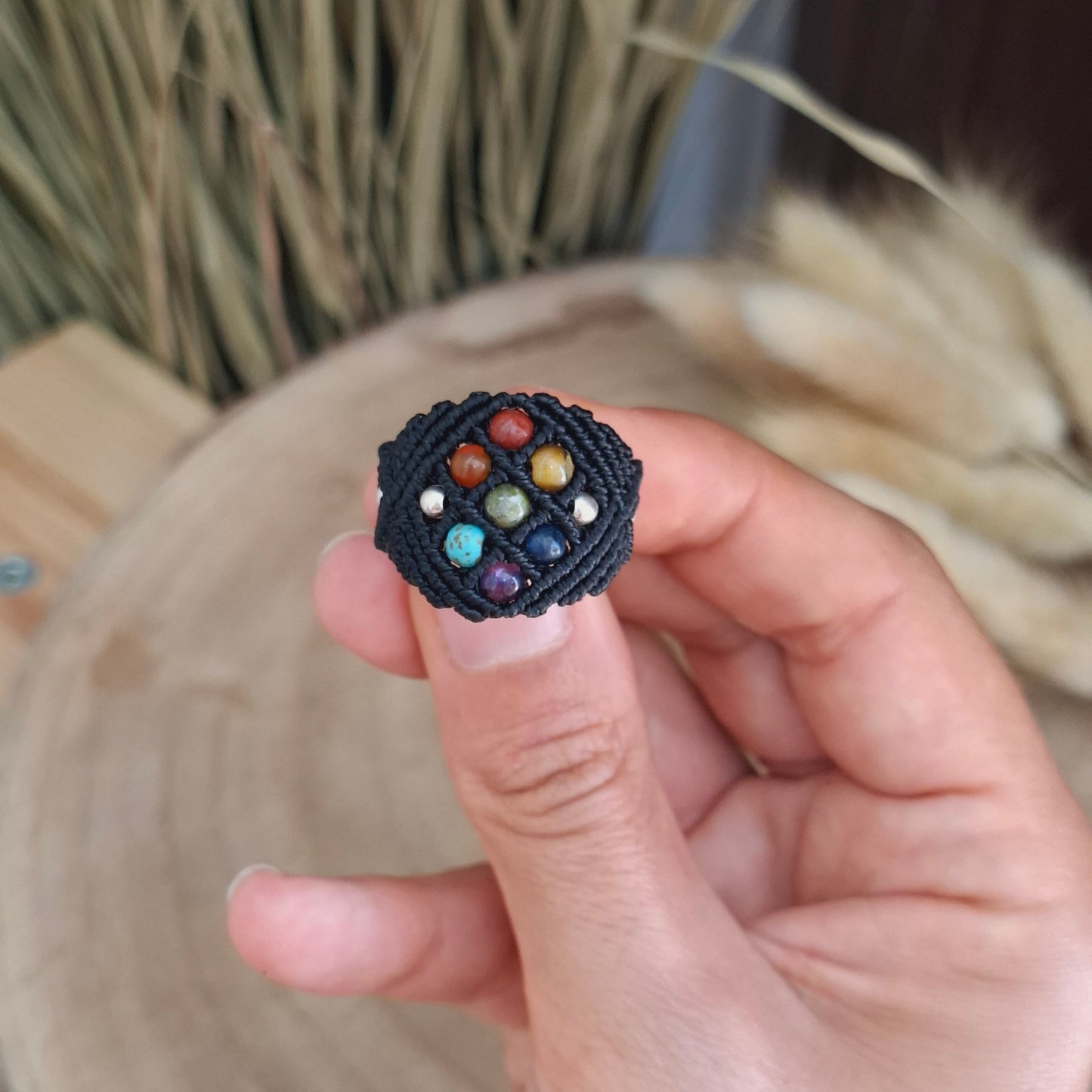 Anillo de macramé con los 7 chakras.