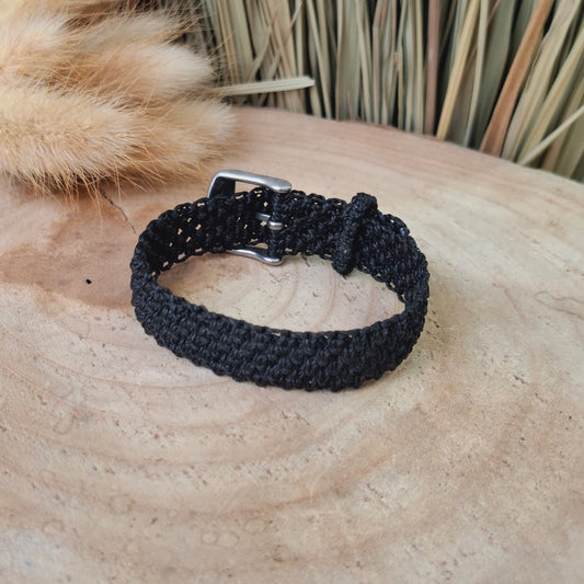 Pulsera ancha de macramé. Con cierre de hebilla. Hilo 1mm