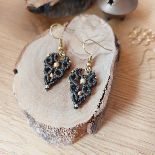 Pendientes de macramé y latón.