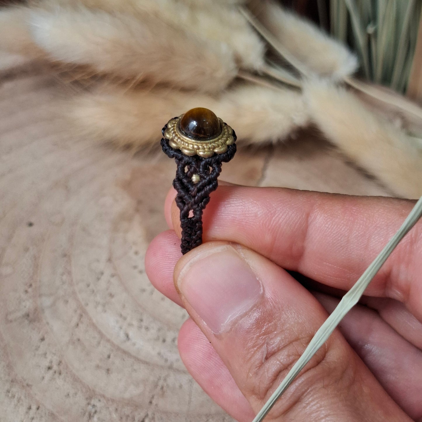 Anillo de macramé con ojo de tigre
