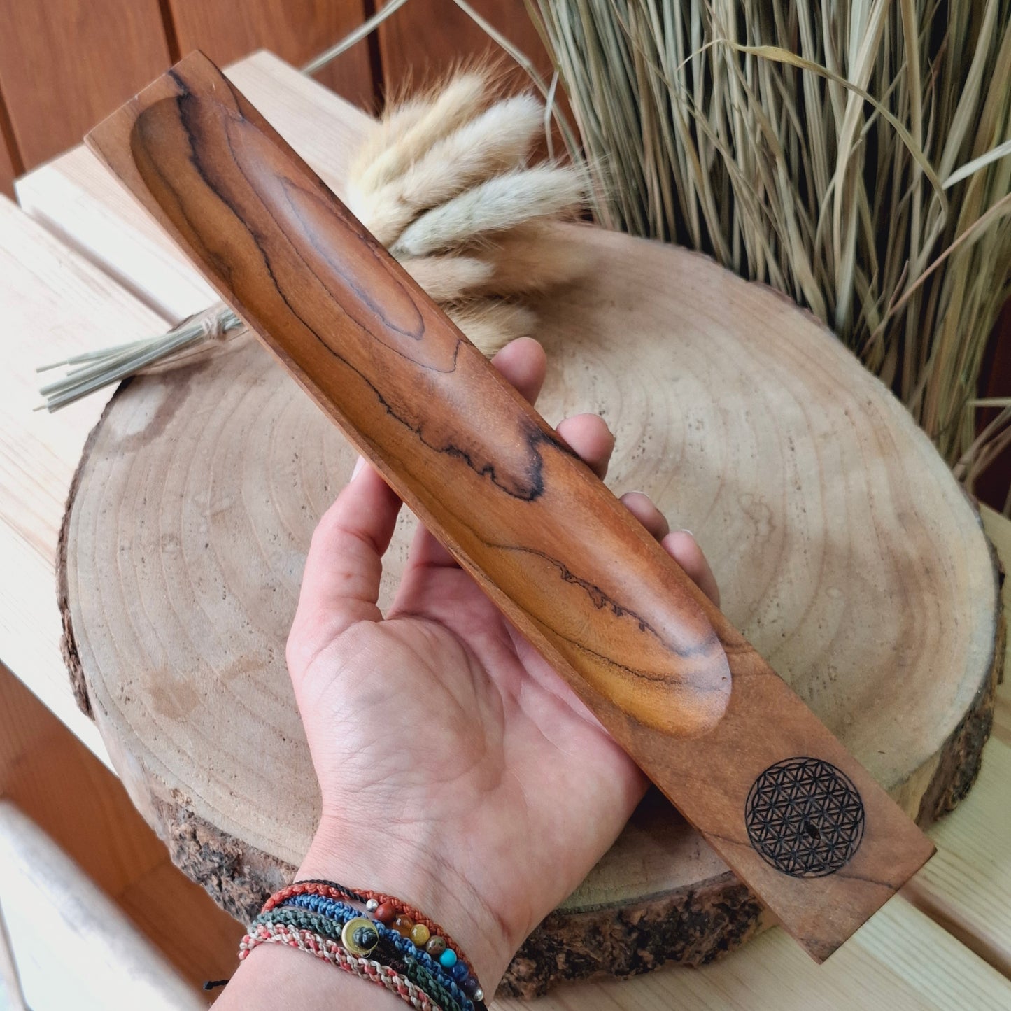Quemador de varillas de incienso de madera.