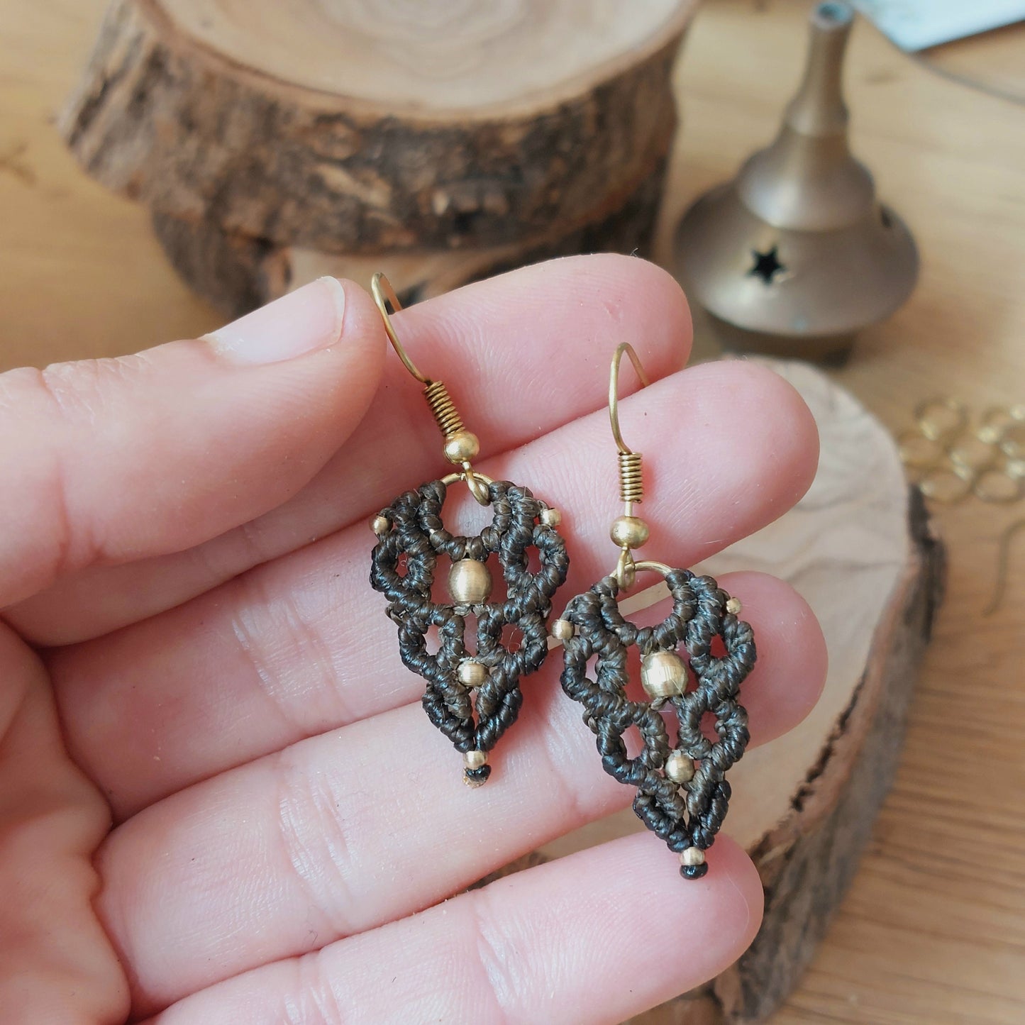 Pendientes de macramé y latón.