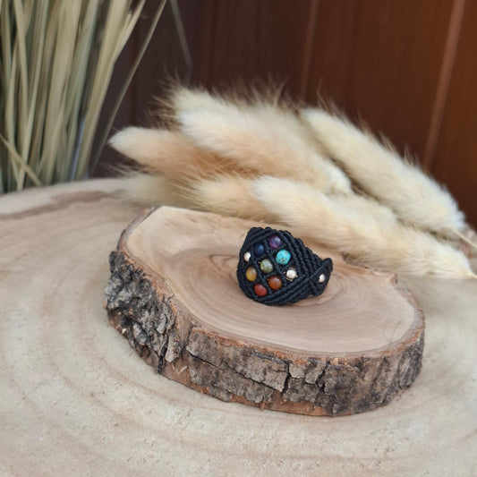 Anillo de macramé con los 7 chakras.