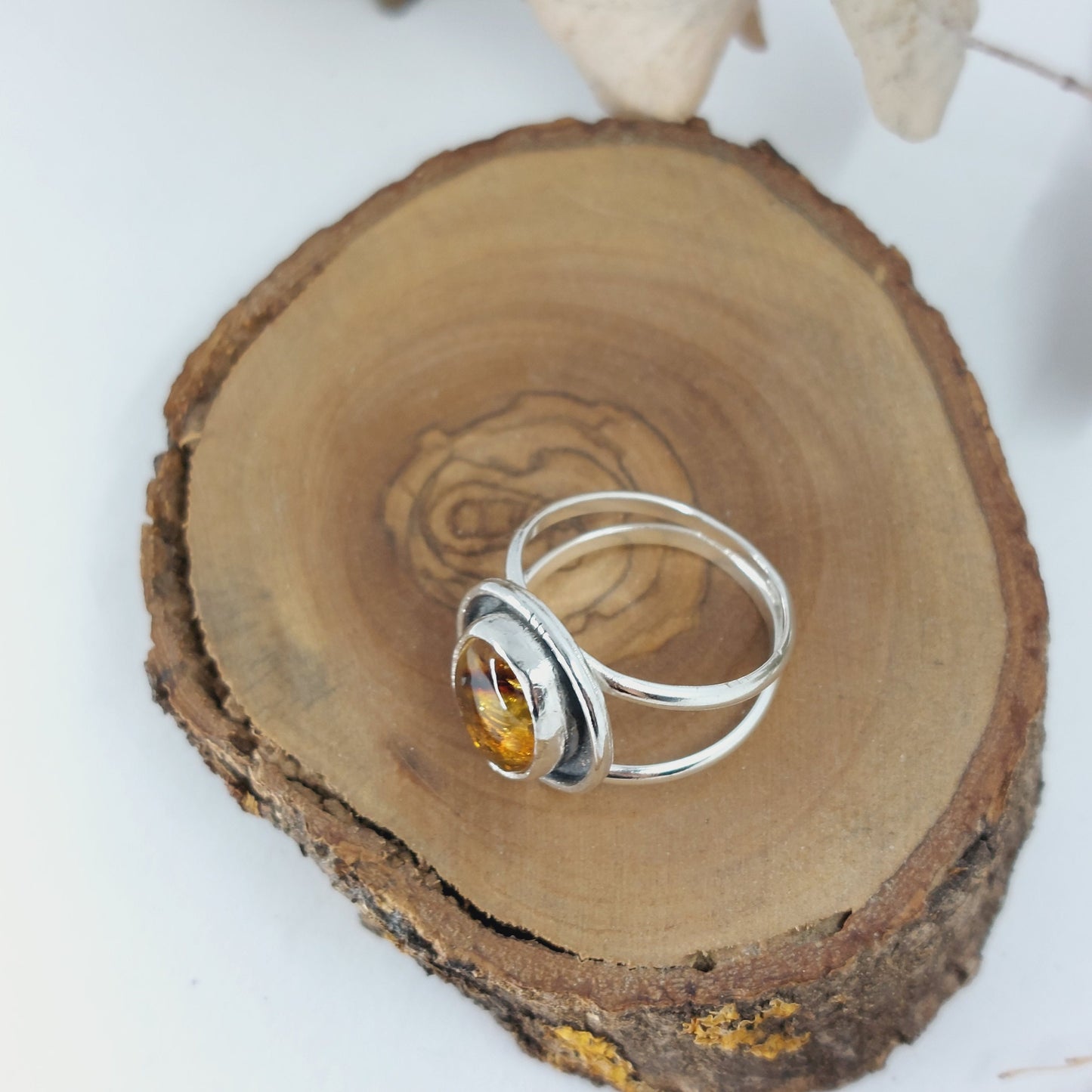 Anillo de plata con ámbar natural.