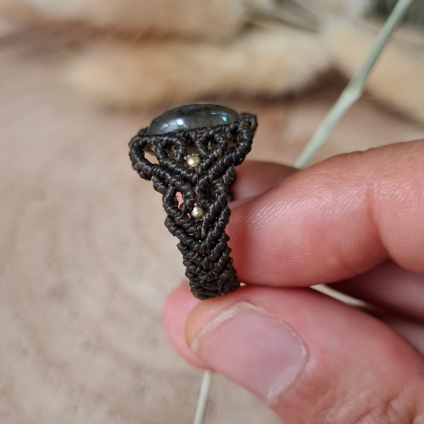 Anillo de macramé con labradorita