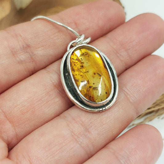 Colgante de plata 925 con ámbar natural.
