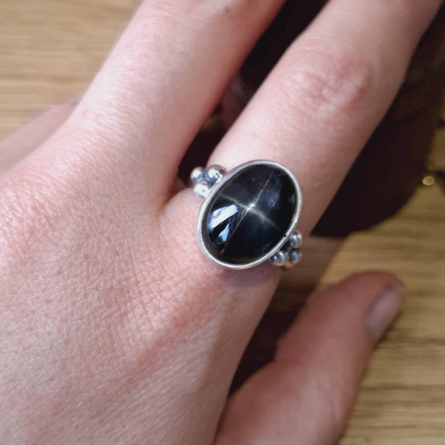 Anillo con Diópsido o Black Star de plata 925.