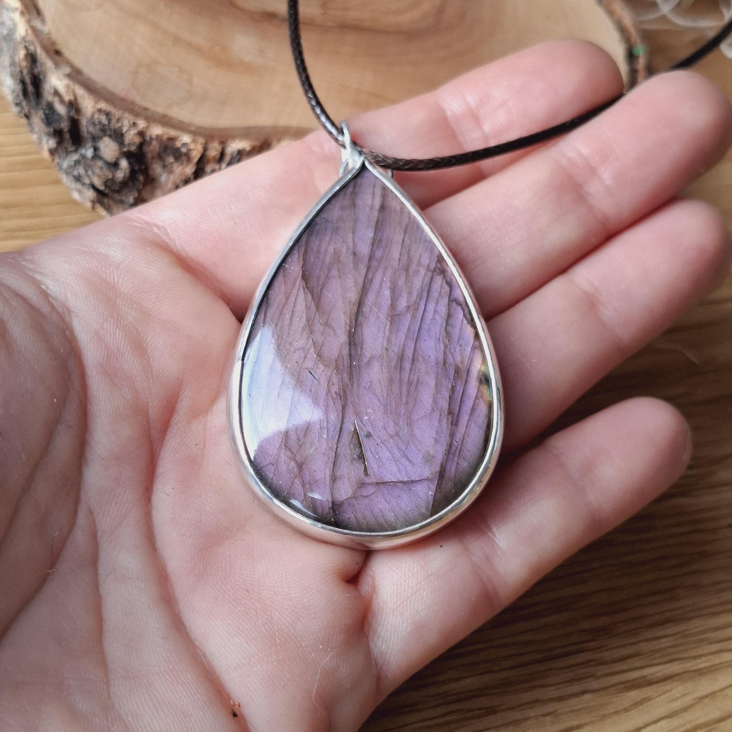 Colgante de labradorita morada engarzada con plata 925. Sorpresa en la parte posterior!