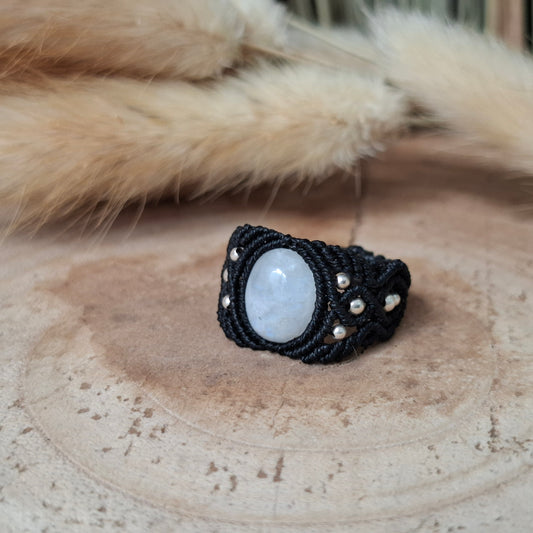 Anillo de macrame con piedra luna arcoiris