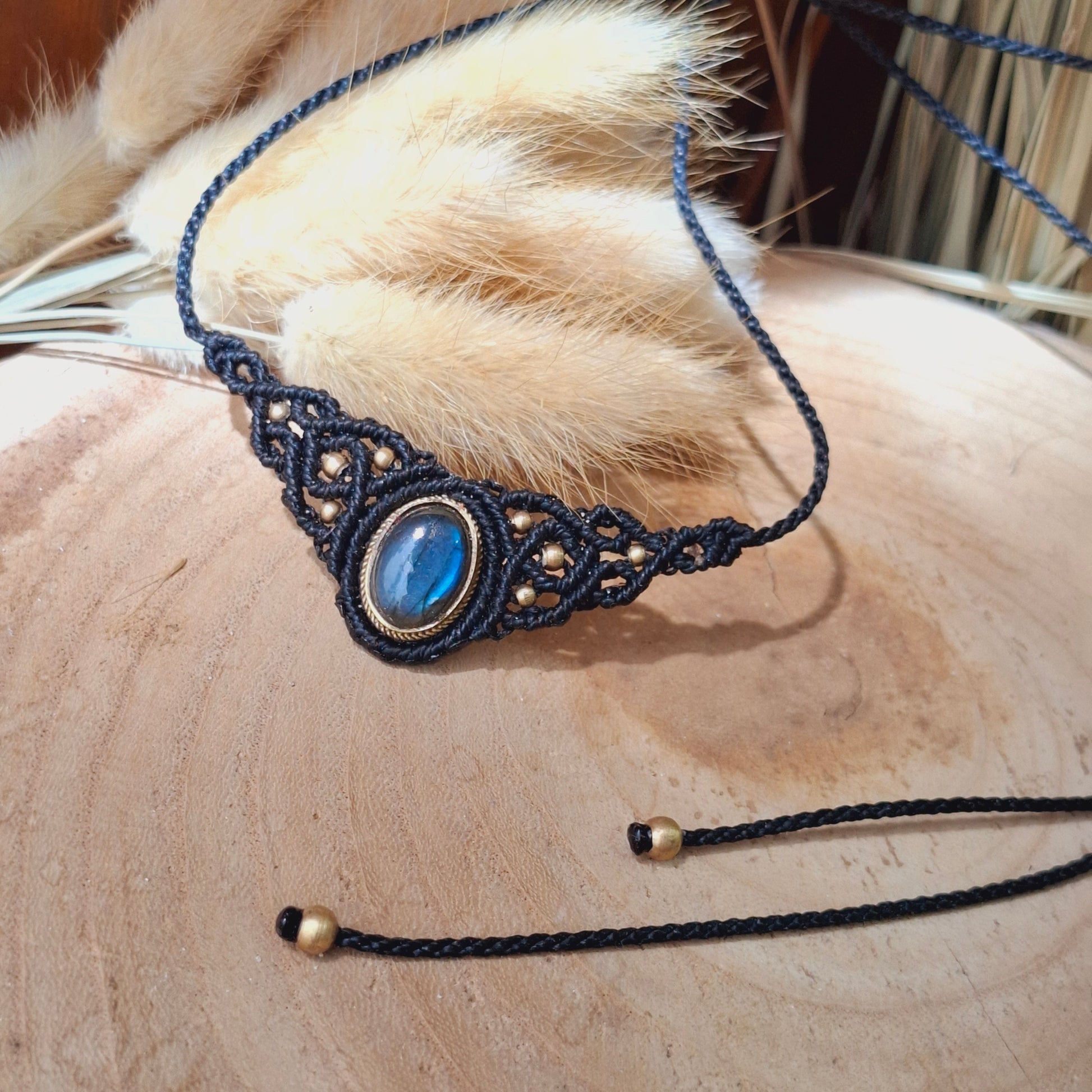 Collar de macramé artesanal con piedra natural