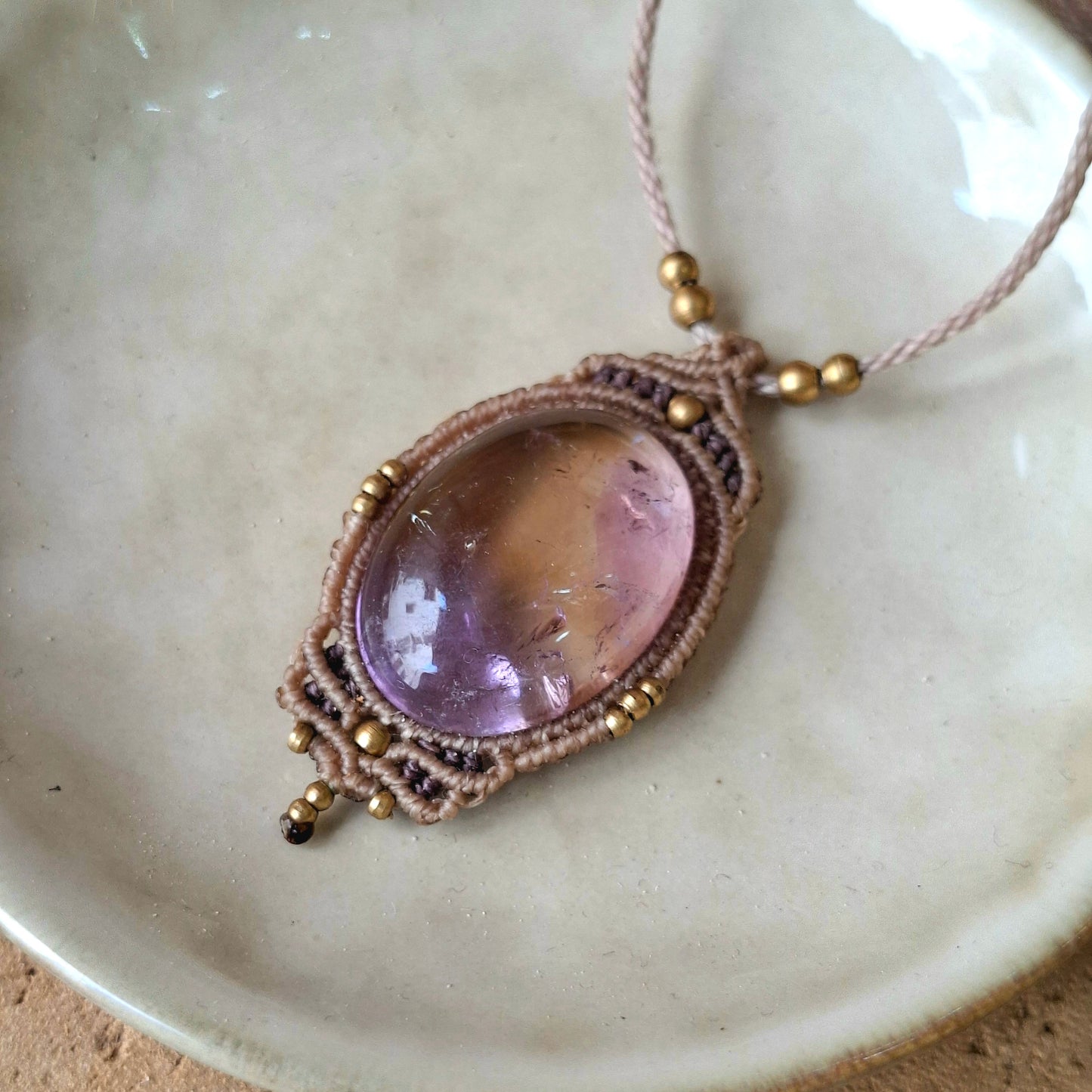 Colgante de macramé con ametrino