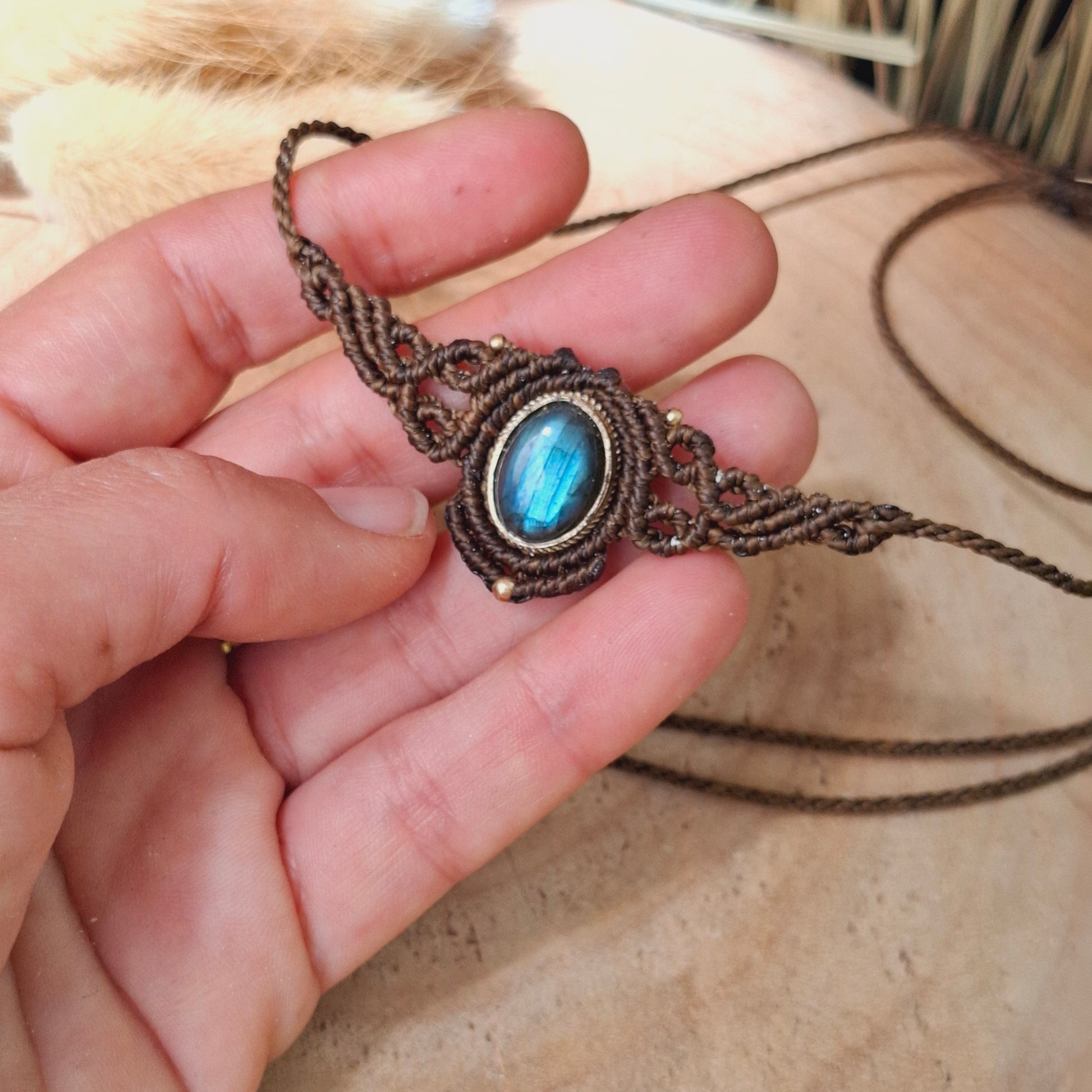 collar de macramé con hilo marón y labradorita