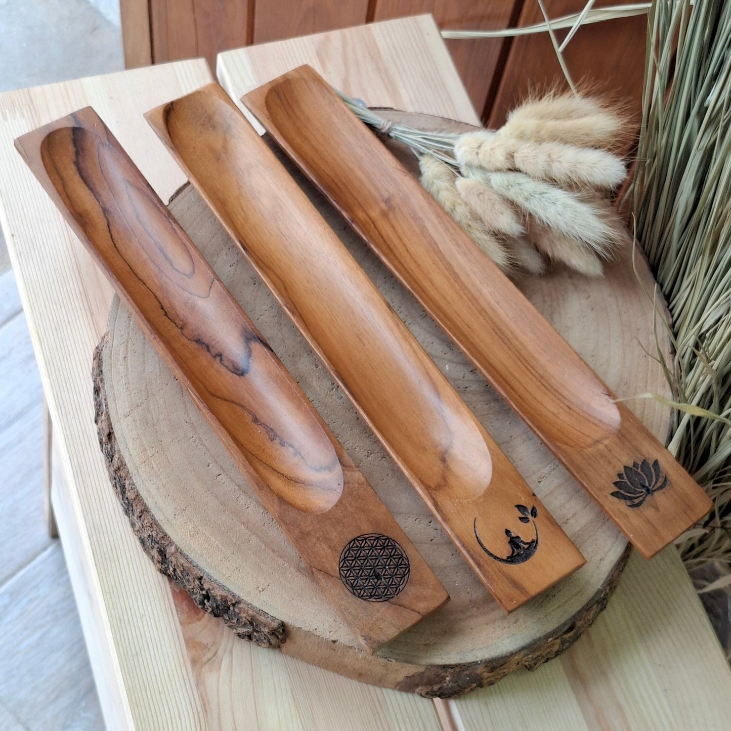 Quemador de varillas de incienso de madera.