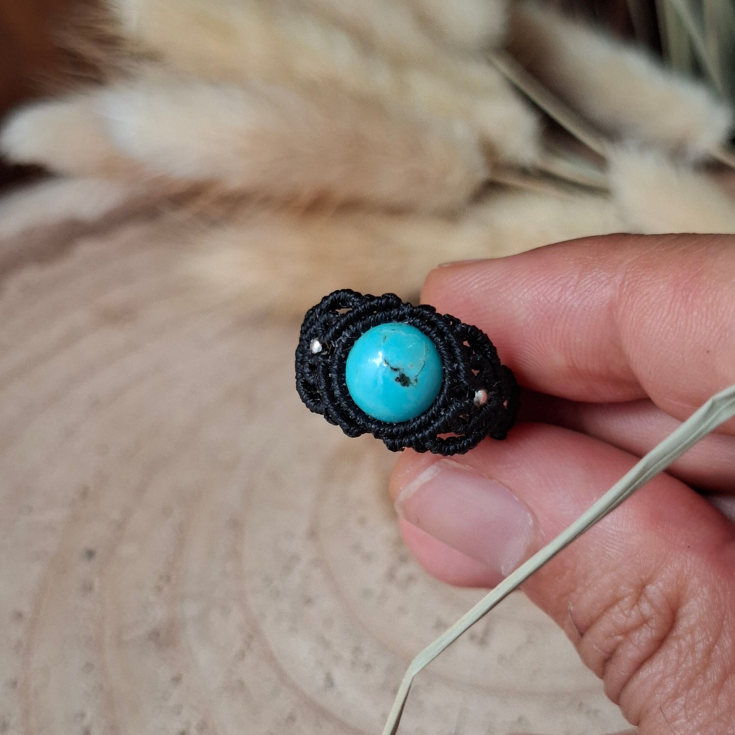 Anillo de macramé con turquesa