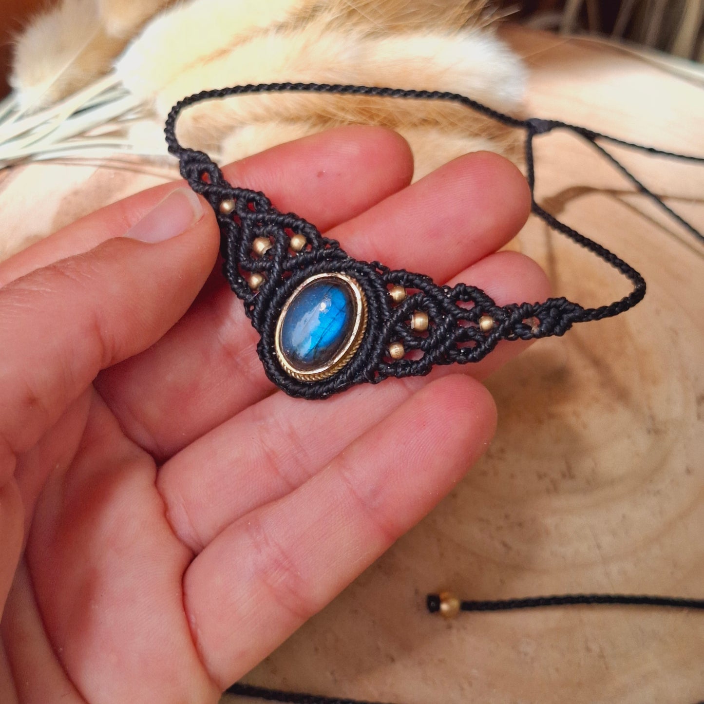 Collar de macramé con hilo negro y labradorita