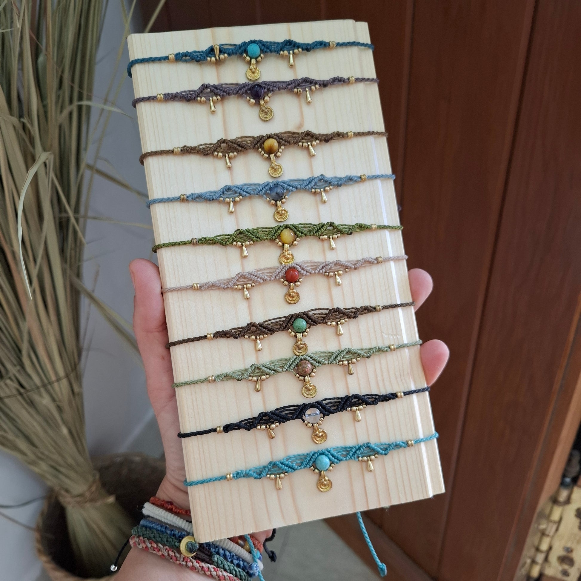 Tobillera de macramé con minerales