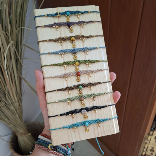 Tobillera de macramé con minerales