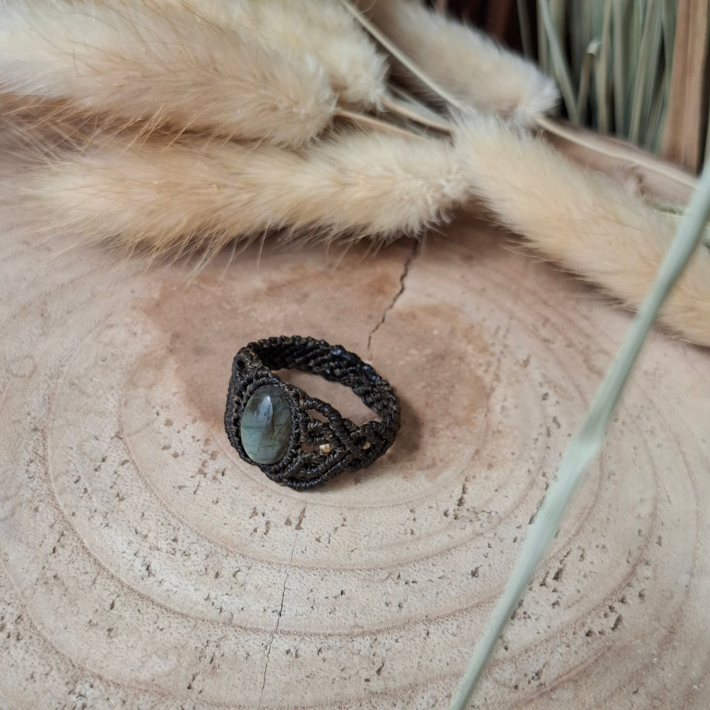 Anillo de macramé con labradorita