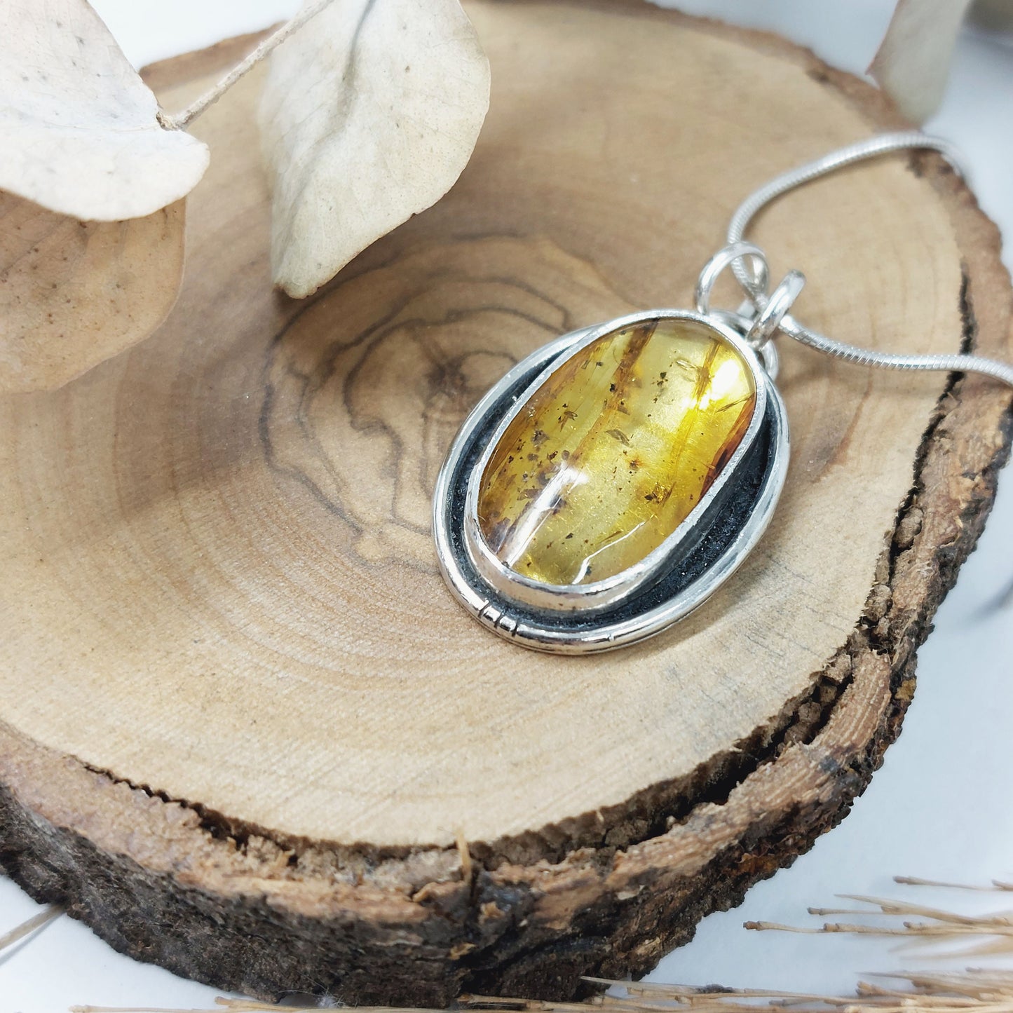 Colgante de plata 925 con ámbar natural.