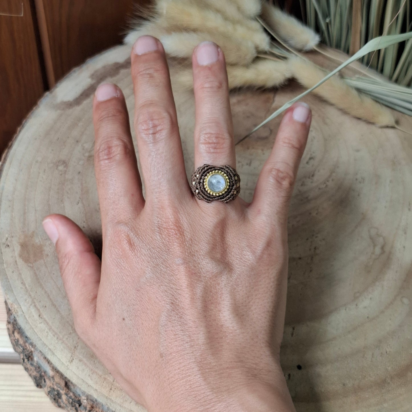 Anillo de macramé con piedra luna arcoiris
