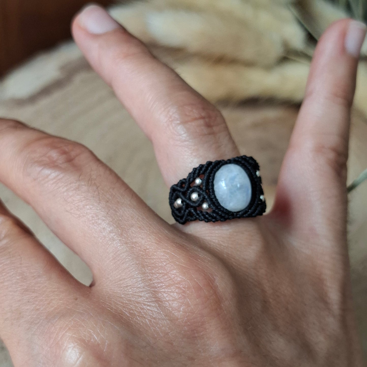 Anillo de macrame con piedra luna arcoiris