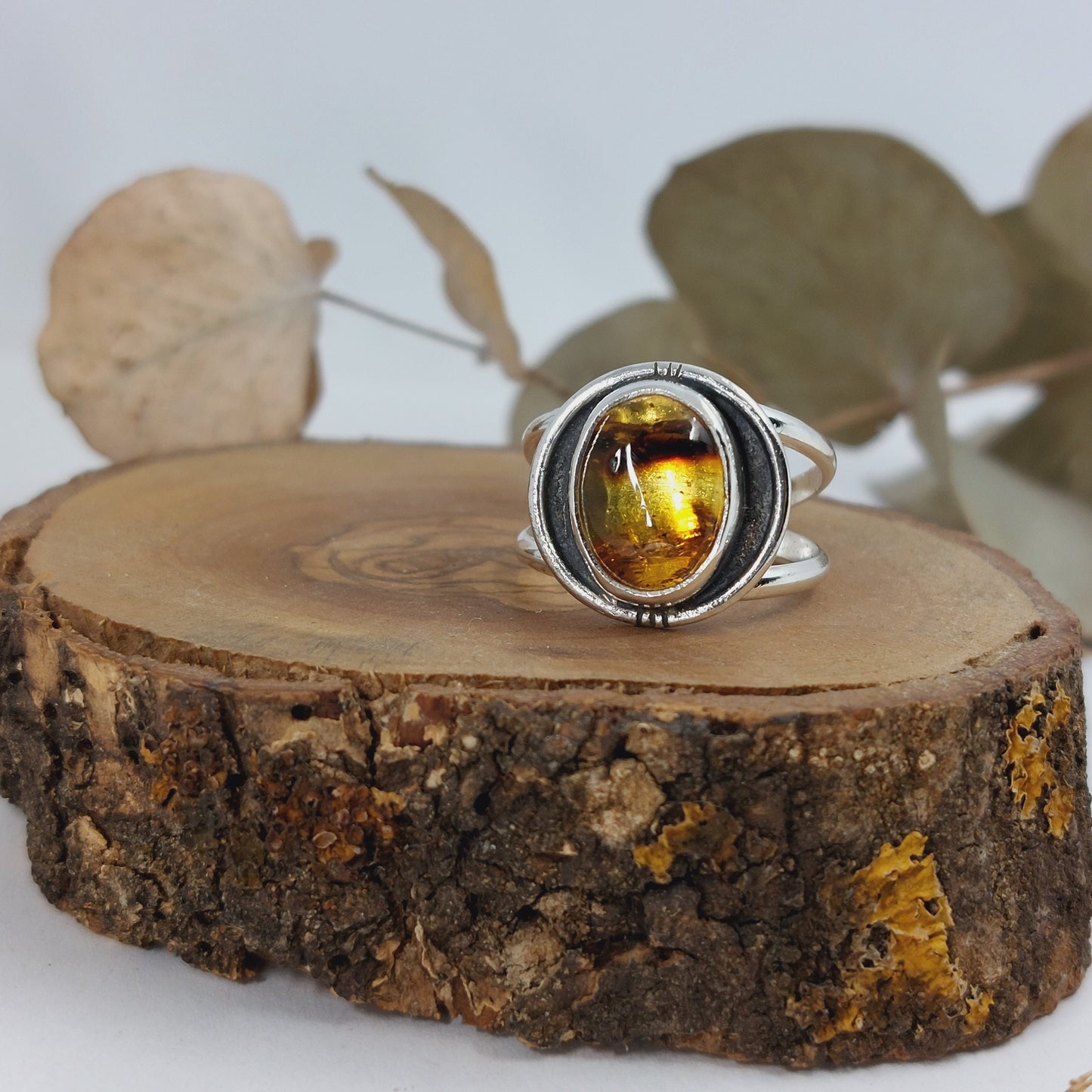 Anillo de plata con ámbar natural.