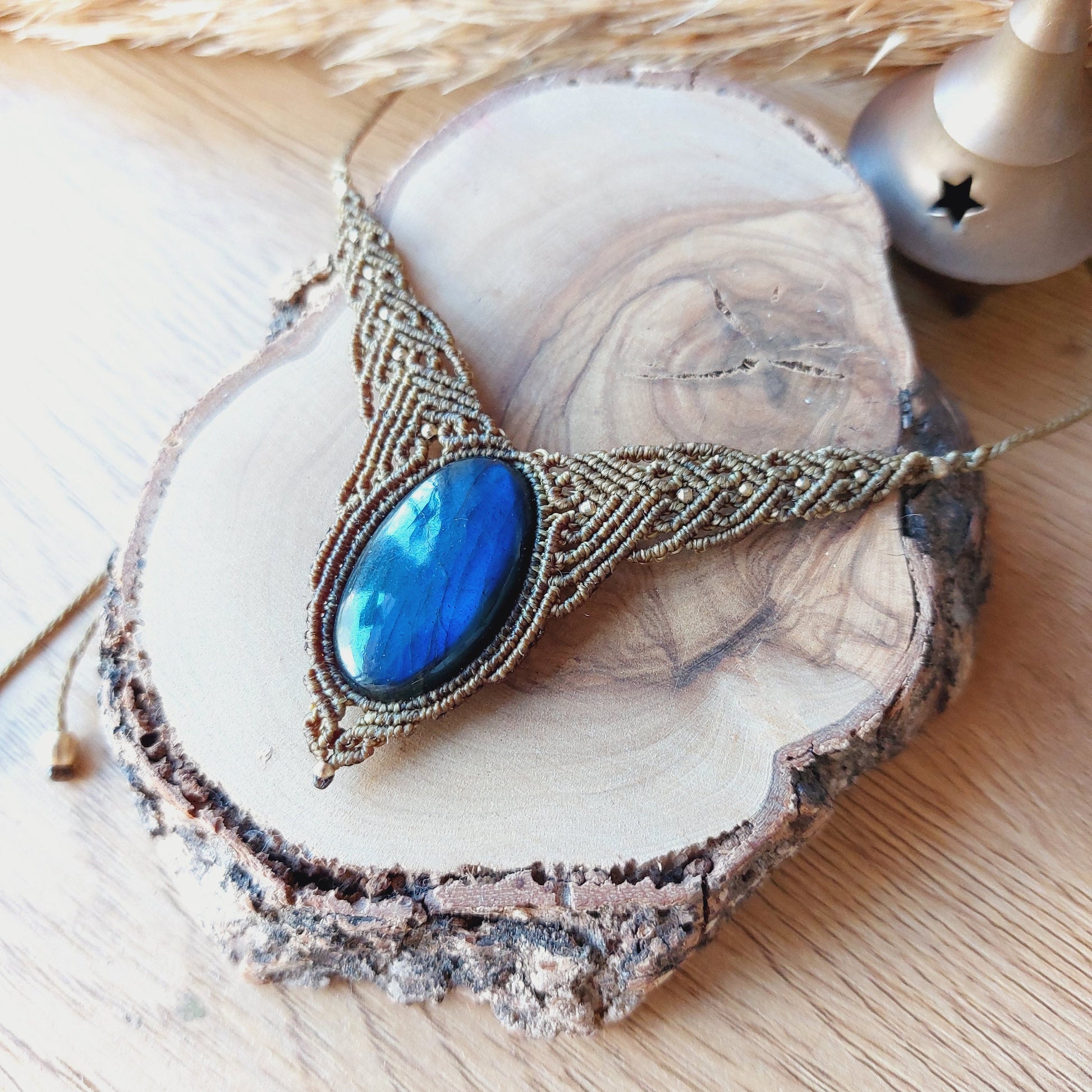 Collar de macramé ocre