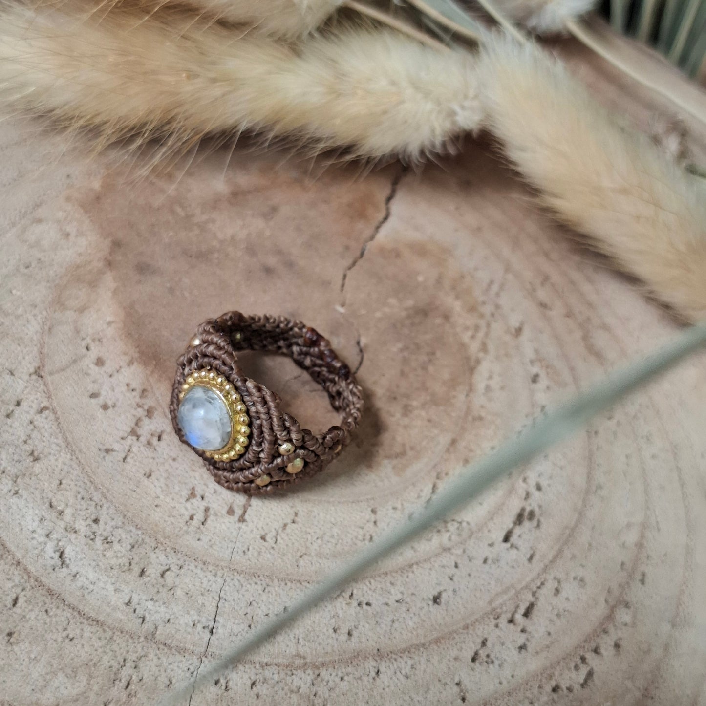 Anillo de macramé con piedra luna arcoiris