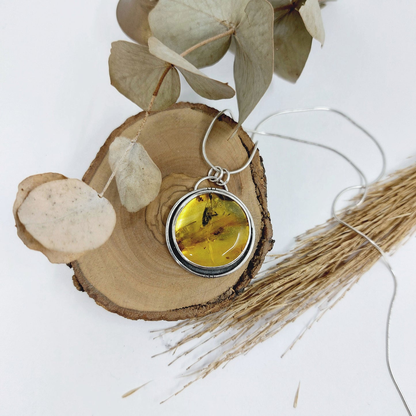Colgante de plata con ámbar natural.