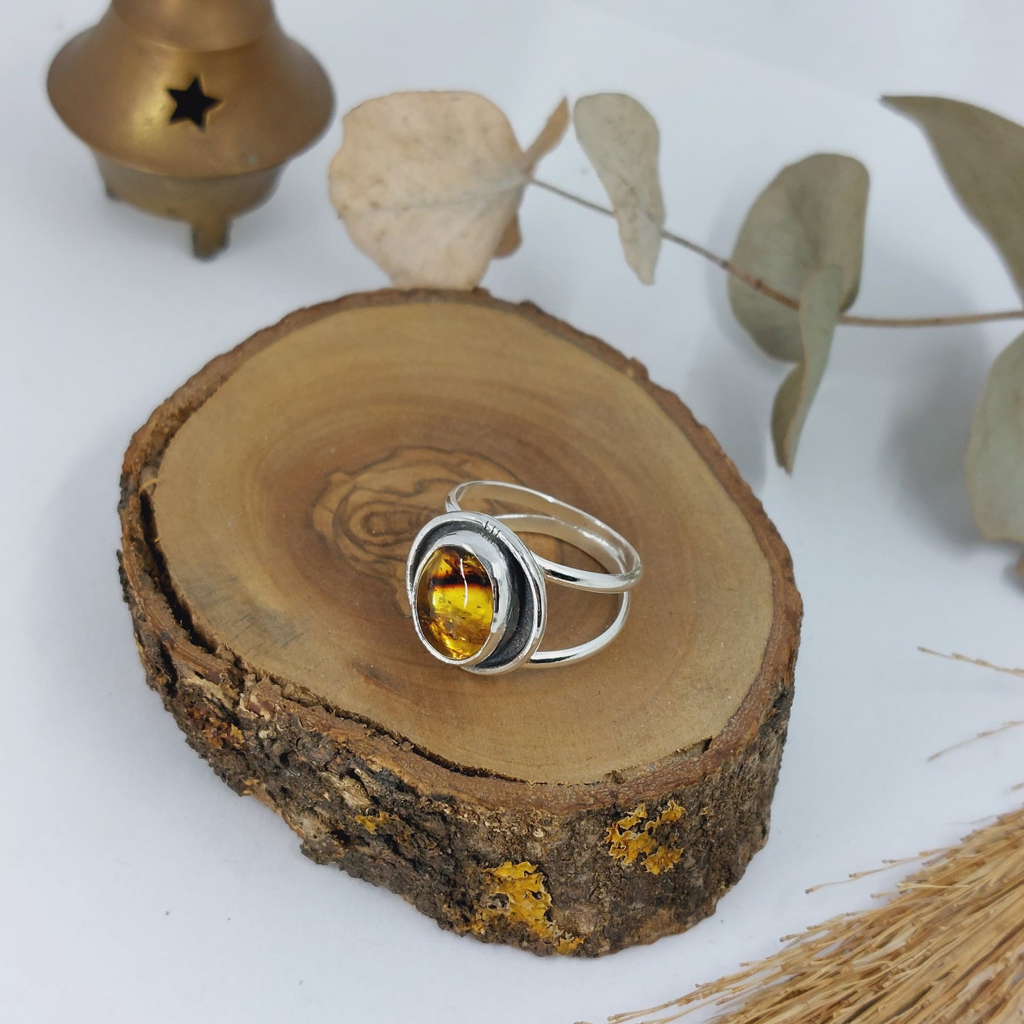 Anillo de plata con ámbar natural.