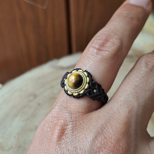 Anillo de macramé con ojo de tigre