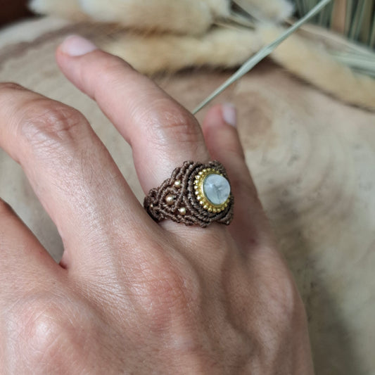 Anillo de macramé con piedra luna arcoiris