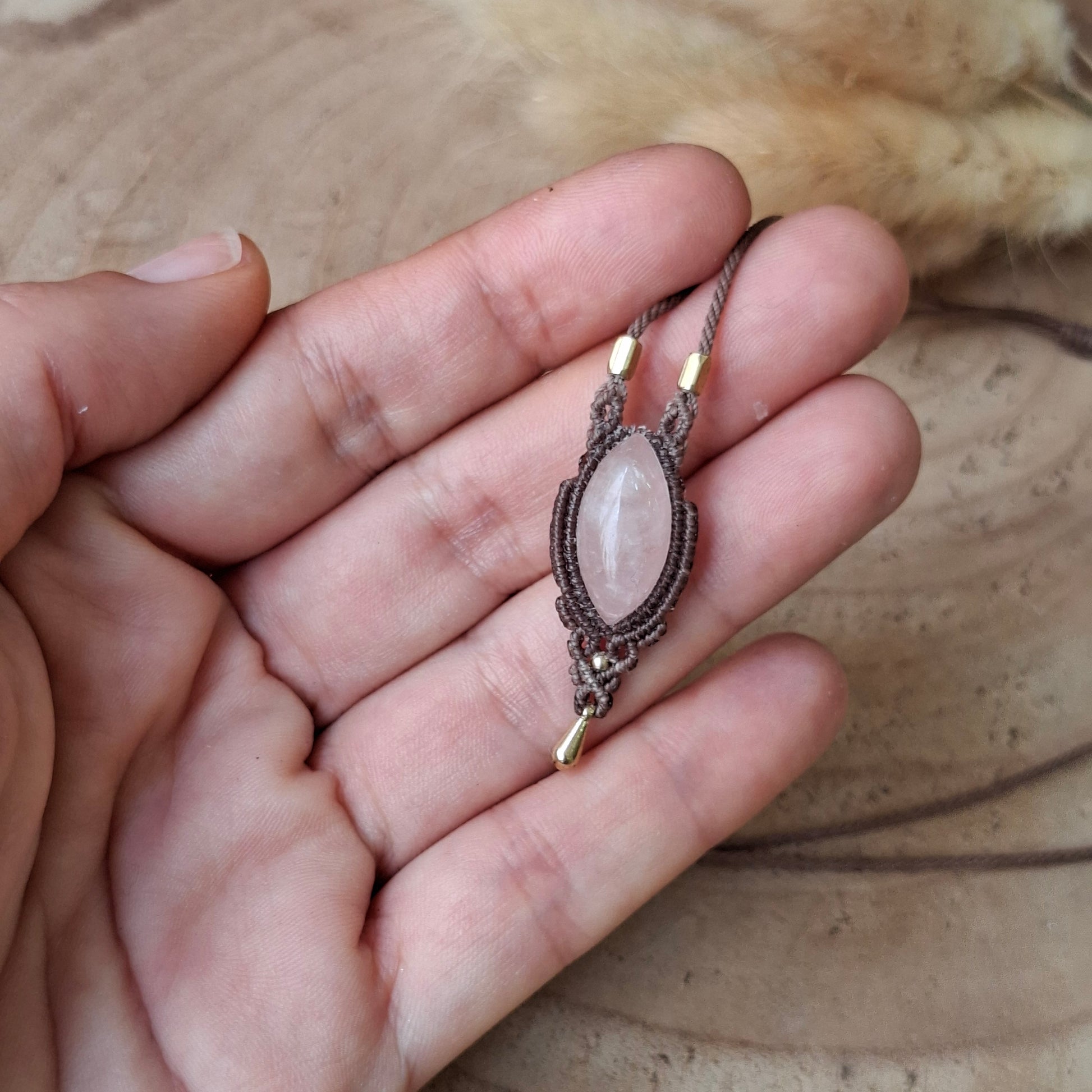 colgante artesanal con cuarzo rosa