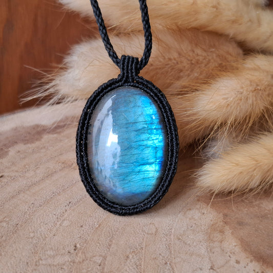 Colgante de labradorita azul.