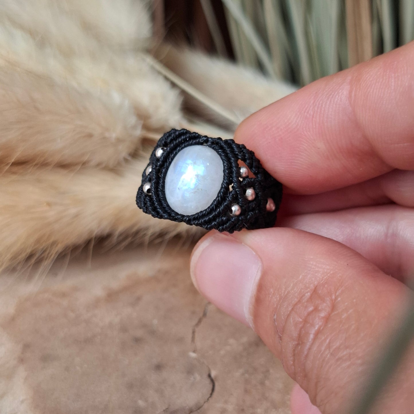 Anillo de macrame con piedra luna arcoiris