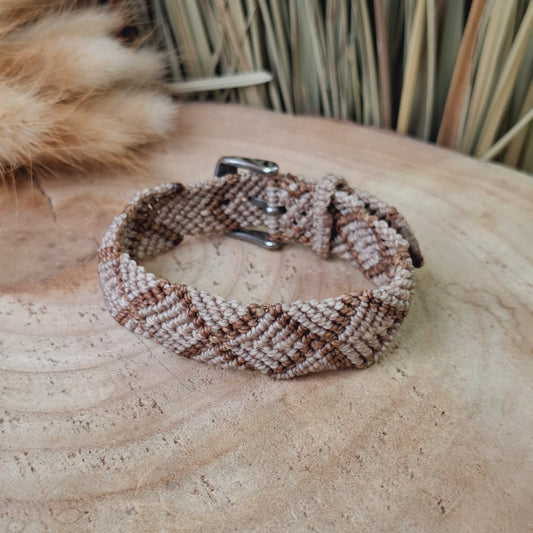 Pulsera ancha de macramé. Con cierre de hebilla. Hilo 1mm