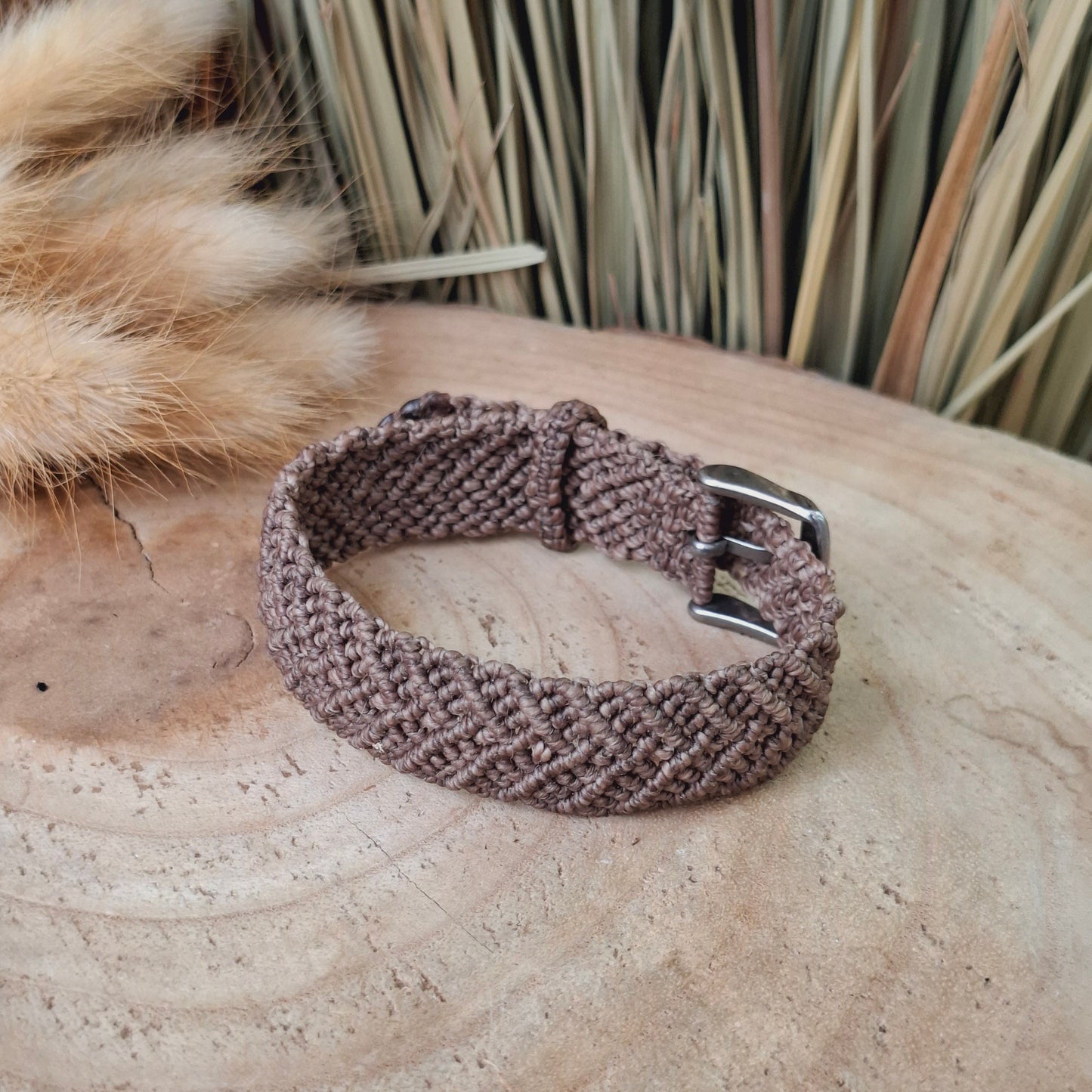 Pulsera ancha de macramé. Con cierre de hebilla. Hilo 1mm.