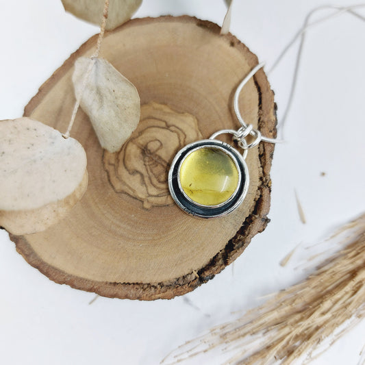 Colgante de plata 925 con ámbar natural.