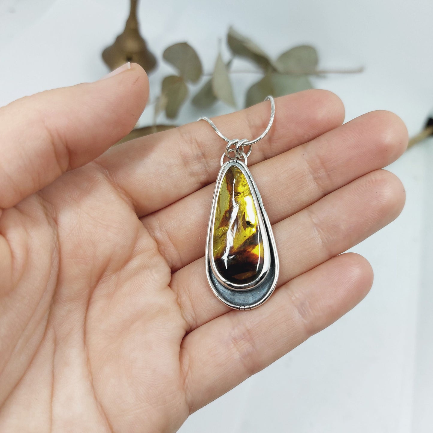 Colgante de plata 925 con ámbar natural.