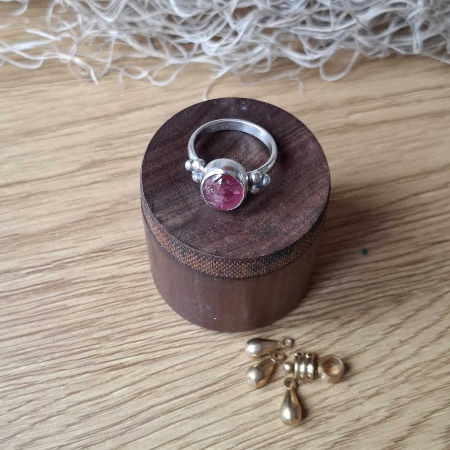 Anillo de turmalina rosa engarzada en plata 925
