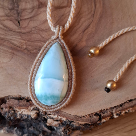 Collar artesanal con larimar natural.