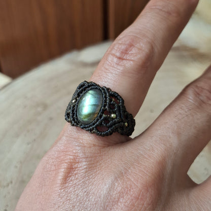 Anillo de macramé con labradorita