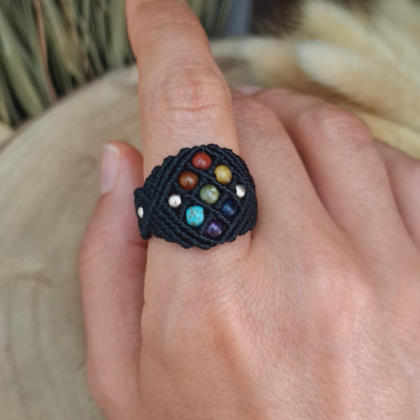 Anillo de macramé con los 7 chakras.