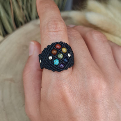 Anillo de macramé con los 7 chakras.