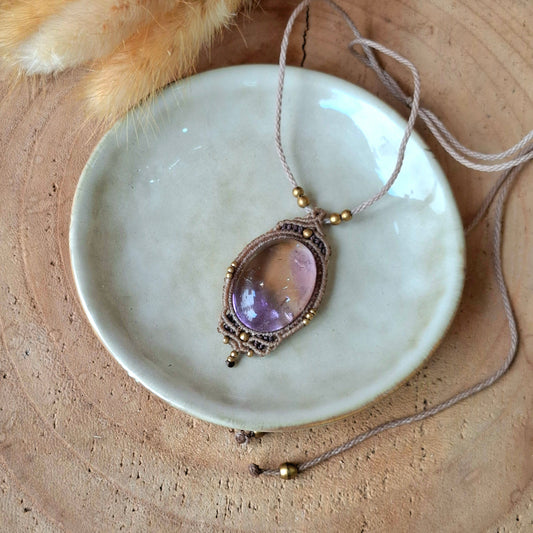 Colgante de macramé con ametrino