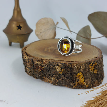 Anillo de plata con ámbar natural.