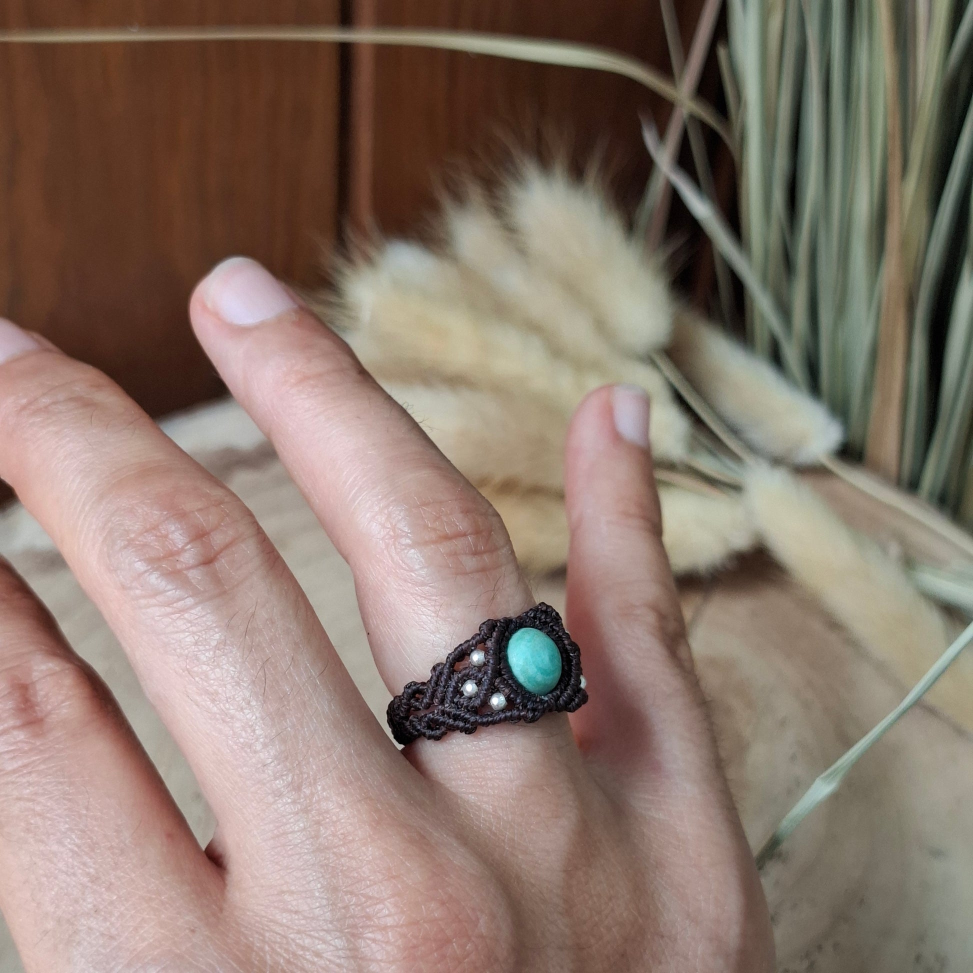 anillo de macramé
