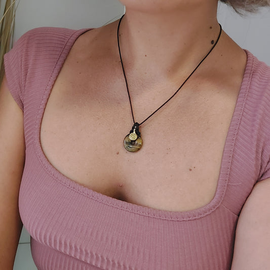 Colgante de macramé artesanal con ojo de tigre.