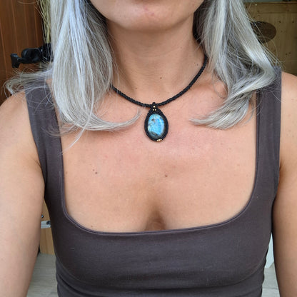 Collar de macramé con labradorita.