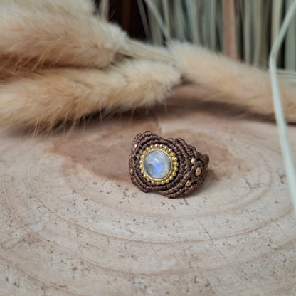 Anillo de macramé con piedra luna arcoiris